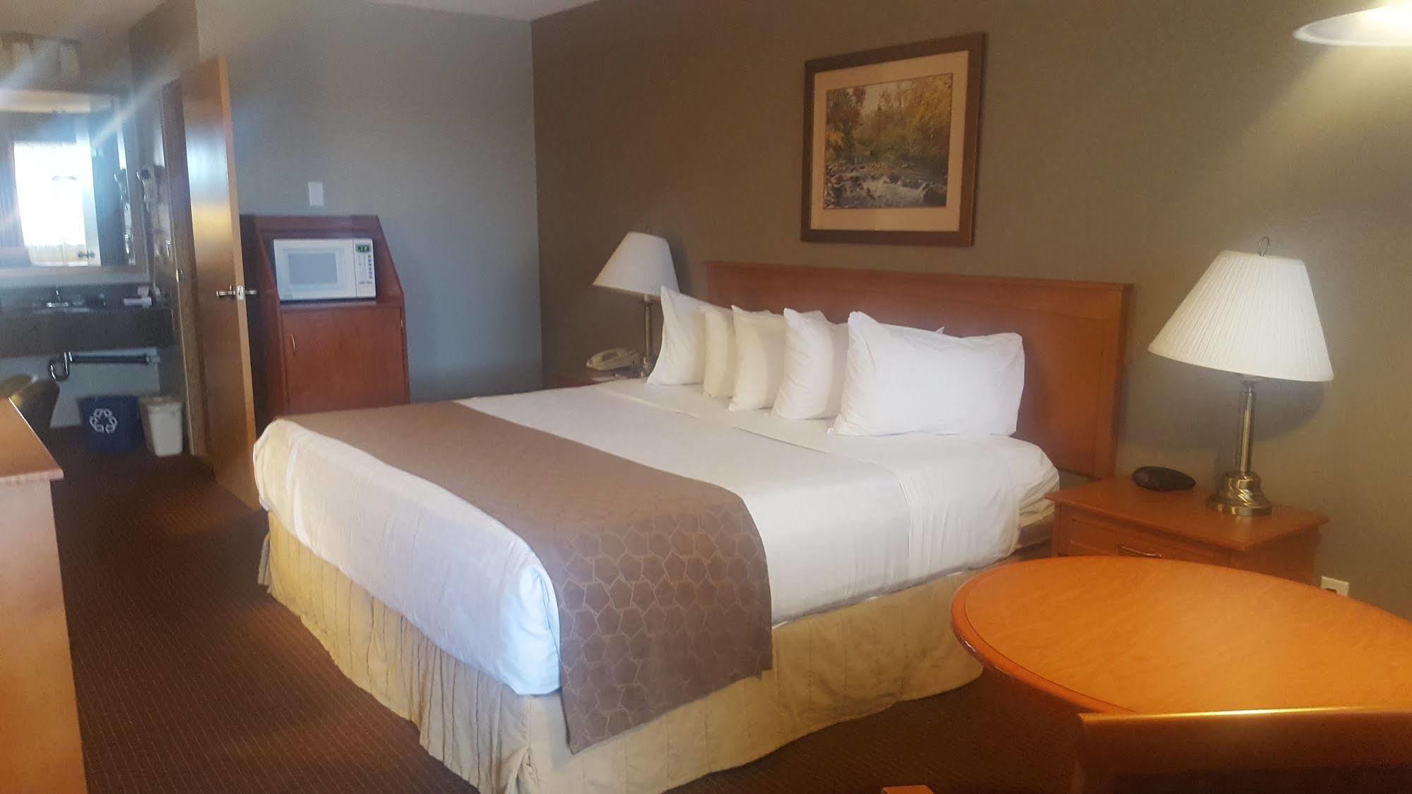 Surestay Plus Hotel By Best Western Salmon Arm Esterno foto